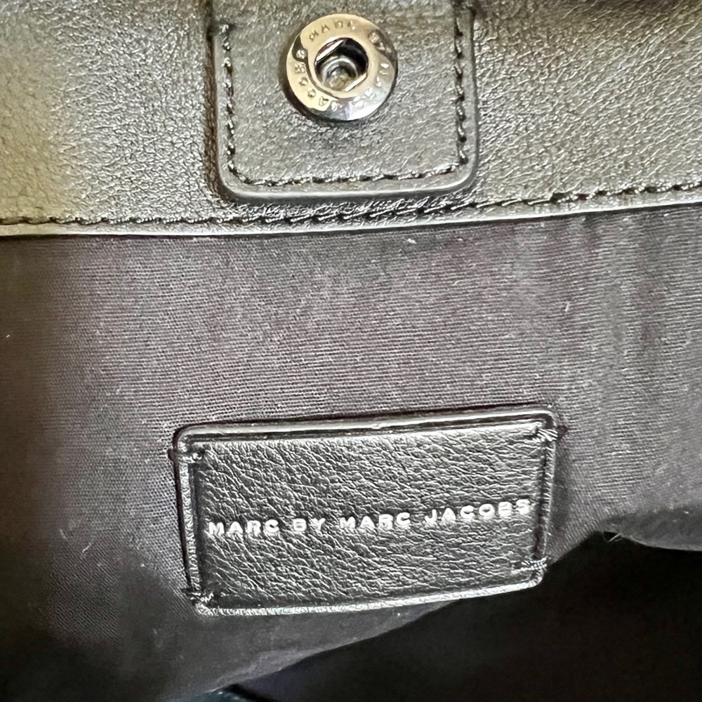 MARC BY MARC JACOBS X DISNEY Alice In Wonderland Tote & Pouch - Picture 9 of 15